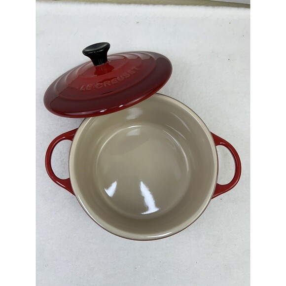 Le Creuset Stoneware Mini‎ Round Cocotte Casserole Dutch Oven Red 14oz Holiday - Picture 2 of 5